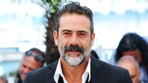 Jeffrey Dean Morgan w roli Arthura Morgana w adaptacji Red .